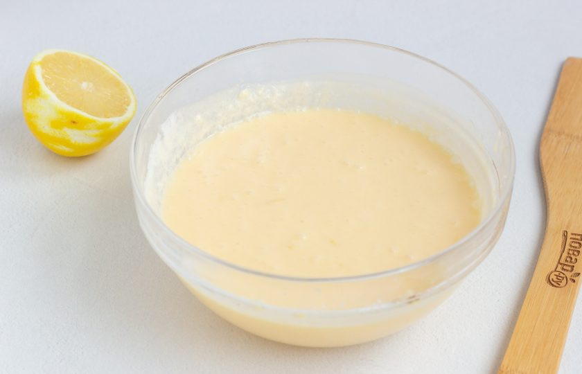 1. Этап. Лимонные кексики Розовые свинки: Затем добавьте молоко, цедру половины лимона, 2 ст. ложки лимонного сока. Взбейте всё на низкой скорости миксера.