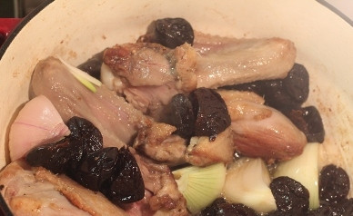 1. Этап. Утка, тушенная с черносливом: Чистим лук, нарезаем его довольно крупно, затем отправляем в казан и слегка его обжариваем. Туда же отправляем промытый чернослив без косточек.