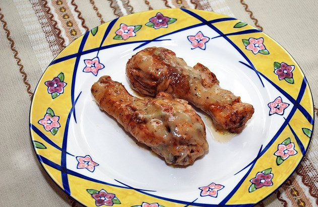 1. Этап. Куриные ножки под соусом: Пока жарится курица, готовим соус: влейте и разогрейте остатки оливкового масла. Добавьте натертый на мелкую терку второй зубчик чеснока, быстро (10-15 сек.) его обжарьте. Затем сразу же влейте 100 мл. белого сухого вина, слегка посолите (по желанию) и добавьте щепотку шафрана. Если вино слишком сухое, можно добавить треть (или меньше) чайной ложечки сахара. Как только жидкость закипит, влейте тонкой струйкой 50 мл. кипяченой воды, в которой заранее разведите неполную чайную ложку муки. При вливании разведенной муки, интенсивно перемешивайте соус. Как только мука загустеет, огонь выключите, а соус оставьте под крышкой.