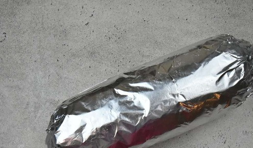 1. Этап. Рулет из индейки с беконом: Готовый рулет обваляйте в смеси специй или кунжуте и заверните в двойной слой фольги. Запекайте рулет в духовке, разогретой до 170 градусов в течение часа.