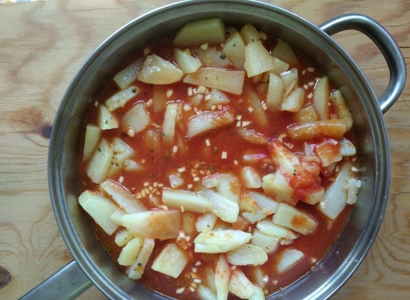 1. Этап. Картофель с томатной пастой: 6. Когда картофель почти будет готов, влейте к нему соус, а также влейте воду.