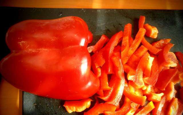 1. Этап. Садж: Болгарский перец нарезаем брусками.