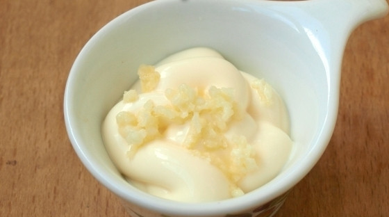 1. Этап. Слоеный салат с корейской морковью: Для заправки смешайте майонез с пропущенным через чеснокодавилку чесноком.