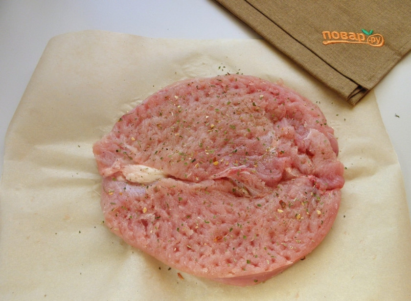 1. Этап. Новогодний рулет из индейки: Филе индейки отбейте хорошенько молоточком, посыпьте солью и ароматными травами и оставьте на 10-15 минут.