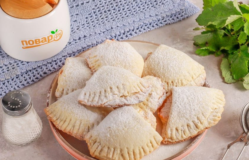 1. Этап. Печенье Сугробы: Выложите их на тарелку и присыпьте сахарной пудрой.