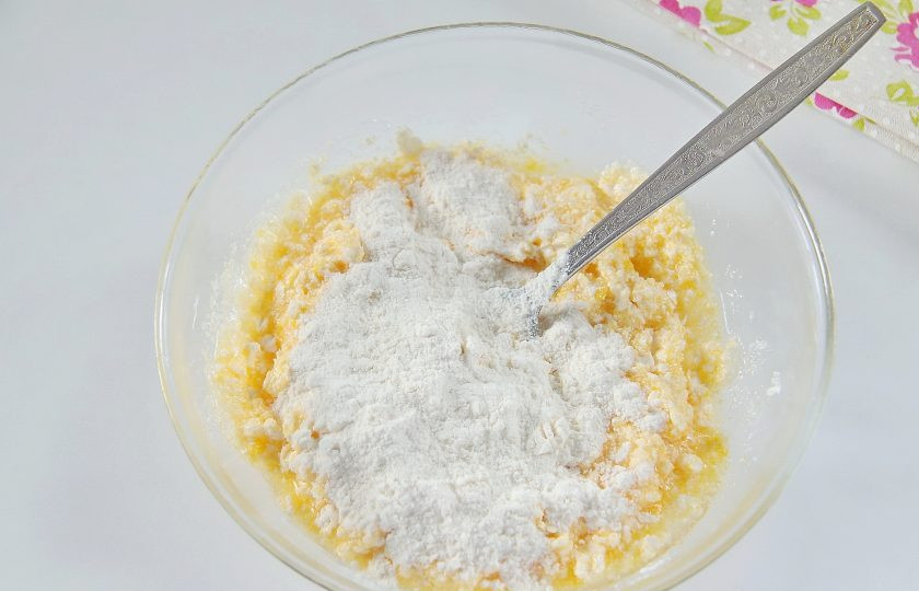 1. Этап. Песочное печенье: 4. Добавьте частями муку. Муки может уйти чуть больше или меньше чем указано в рецепте, тесто должно быть достаточно мягкое и не липнуть к рукам.