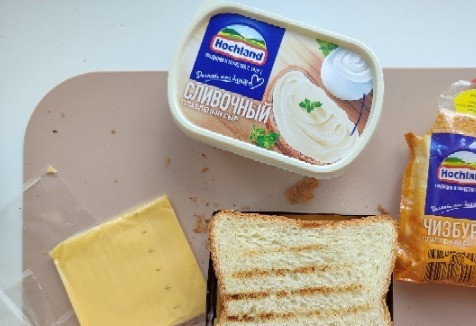 1. Этап. Сэндвич с фасолевой намазкой: Накрываем хлебом, достаем из формы и отправляем в холодильник немного остыть.