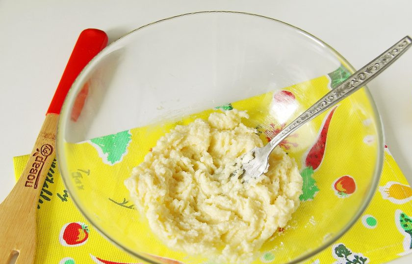 1. Этап. Лимонный пирог от Юлии Высоцкой: Размягченное сливочное масло и сахар разотрите вилкой.