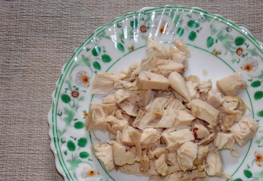 1. Этап. Сытная запеканка с яичной заливкой: Куриную отварную грудку нарезать на небольшие кусочки.