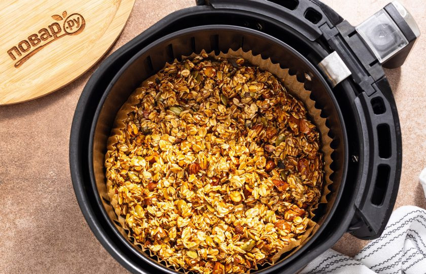 1. Этап. Гранола в аэрогриле: Пару раз открывайте аэрогриль и перемешивайте гранолу, чтобы она не подгорела. По необходимости можно уменьшить температуру и увеличить время приготовления, если гранола остается недостаточно хрустящей.