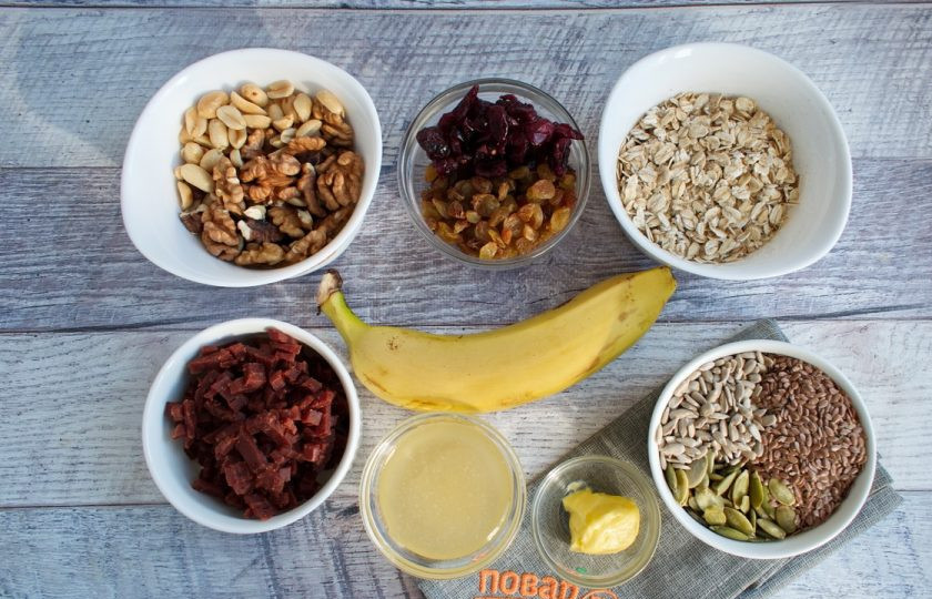 1. Этап. Энергетические батончики: Подготовьте ингредиенты. Овсяные хлопья и семена прогрейте на сухой сковороде до появления орехового запаха.