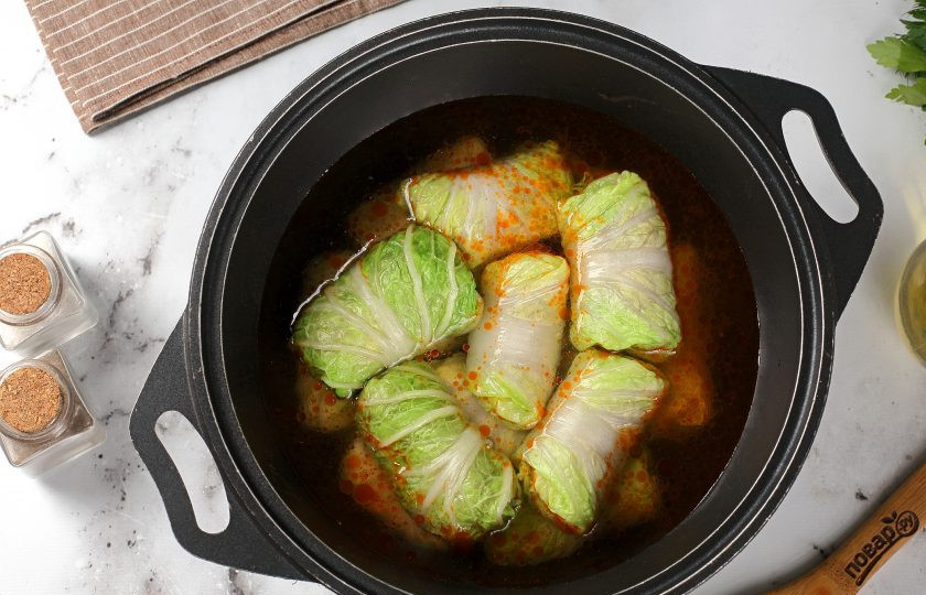 1. Этап. Голубцы из пекинской капусты: Добавьте воду, примерно до уровня голубцов (зависит от желаемого количества подливки), накройте крышкой и тушите на небольшом огне 40 минут. Отрегулировать соль на вкус лучше всего после того, как соус закипит и голубцы потушатся 5-10 минут.