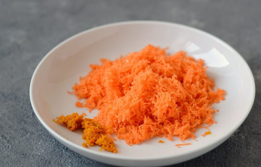 1. Этап. Морковный торт с грушей: Морковь очистите, натрите на мелкой терке. Если она очень сочная, то отожмите от лишней жидкости. Далее натрите цедру апельсина.