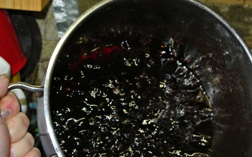 1. Этап. Варенье из замороженной клюквы: 4. Увариваем варенье до того состояния, которое вам нравится. Я варю еще полчаса, пока оно совсем не потемнеет и загустеет.