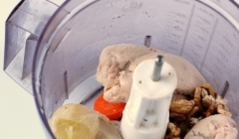 1. Этап. Паштет из куриной грудки: Затем выложите в блендер варёные куриную грудку и морковь, грецкие орехи и чеснок. Добавьте немного бульона. Взбейте блендером.