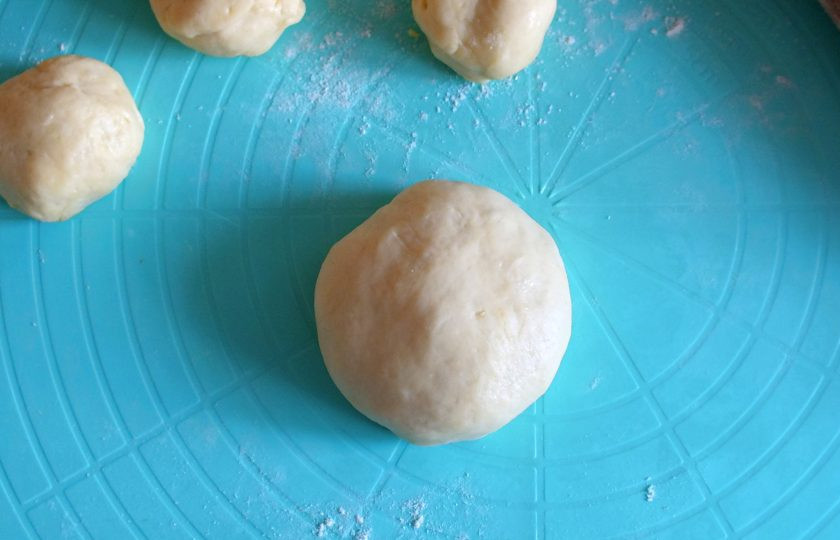 1. Этап. Печенье Румяные щечки: Сверху закройте второй раскатанной частью. Края подогните под низ. Прищипните.