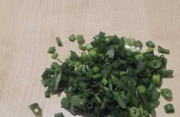 1. Этап. Скумбрия, тушенная в сметане: Помойте и мелко нарубите лук. Также слегка обжарьте помидоры, нарезанные дольками. Картофель пару минут отварите в подсоленной воде.