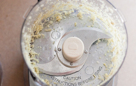 1. Этап. Терияки в домашних условиях: 1. Очистите и измельчите чеснок с имбирем.