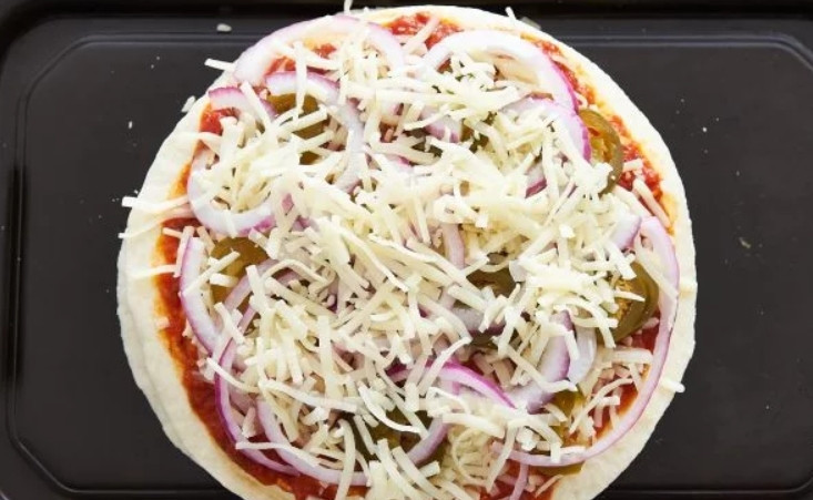 1. Этап. Пиццадилья: 6. Добавьте слой лука и перца, посыпьте сыром.