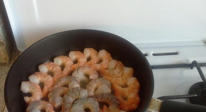 1. Этап. Салат Фунчоза с креветками: 2. Разморозьте креветки. Очистите их от панциря. Подготовьте сковородку: разогрейте и влейте в нее растительное масло. Креветки выкладывайте в масло, когда оно будет хорошо прогрето. Затем обжарьте их с каждой стороны. Слегка поперчите, добавьте чеснок (зависит от вашего вкуса).