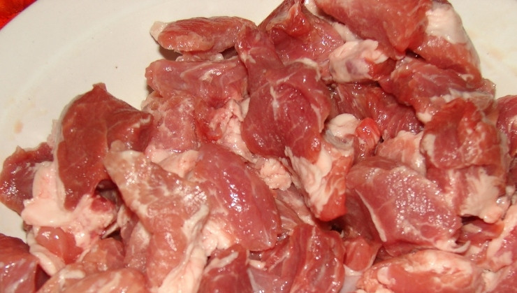 1. Этап. Свинина с картофелем: Мясо нарезаем на небольшие кусочки около 2-3 сантиметров.