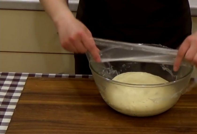 1. Этап. Пирог Трио: 2. Добавьте соль и рафинированное растительное масло. Вымесите тесто до однородного состояния. Накройте его пищевой пленкой и оставьте при комнатной температуре на 1 час, чтобы оно увеличилось вдвое.