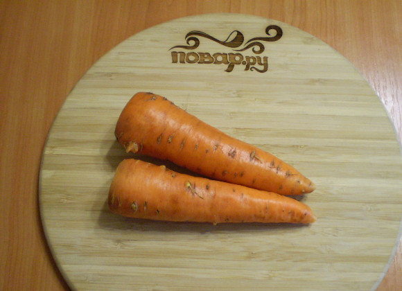 1. Этап. Морковный сок для похудения: 1. Две крупные моркови очистите и сполосните под проточной водой.