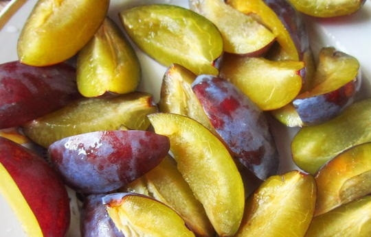 1. Этап. Свинина, тушеная со сливами: 3. Сливы берем сладкие или кисло-сладкие, моем их и удаляем косточку. После этого нарезаем каждую сливу на 4 части.