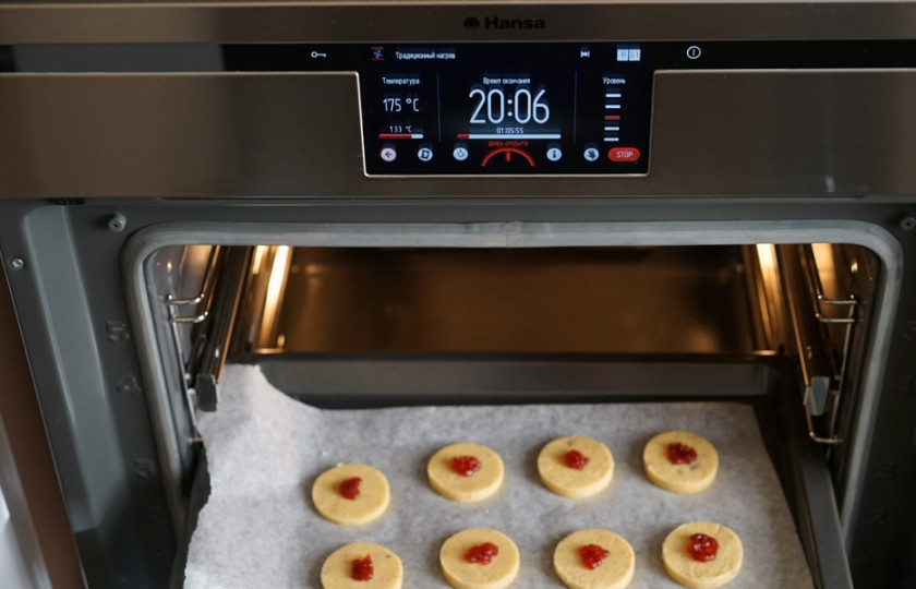 1. Этап. Песочное печенье с джемом: В разогретую до 180 градусов духовку отправляем печенье. Выпекать нужно примерно минут 15. Но следите за печенье после десяти минут выпекания. Как только появляется румяность — можно доставать.