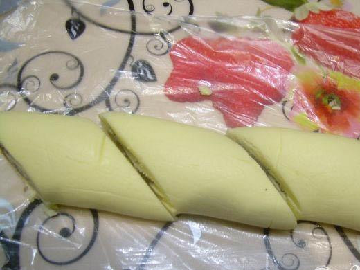 1. Этап. Десерт без выпечки Чудо: 4. Целлофан разворачиваем, и на кусочки нарезаем получившуюся сладенькую колбаску.