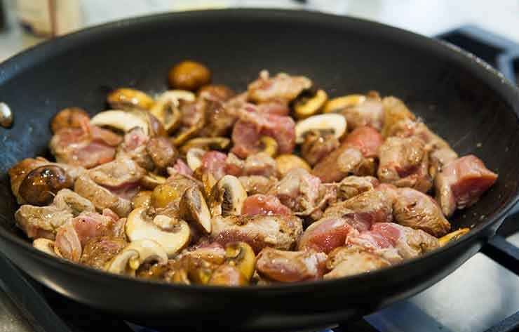 1. Этап. Рагу из индейки с грибами: 2. Грибы чищу и мою, затем нарезаю пластинками. Индейку мою и нарезаю небольшими кусочками. Разогреваю сковороду с оливковым маслом и выкладываю грибы с индейкой, обжариваю около 5 минут. Добавляю ранее обжаренный перец и лук.