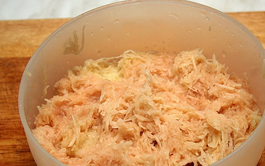 1. Этап. Драники с фаршем: Картофель вымыть, почистить, натереть на мелкой терке.