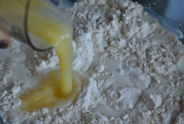 1. Этап. Вареники с вареньем: Итак, просеиваем муку в глубокую миску, смешиваем ее с солью, добавляем слегка взбитое яйцо и смесь воды с молоком.