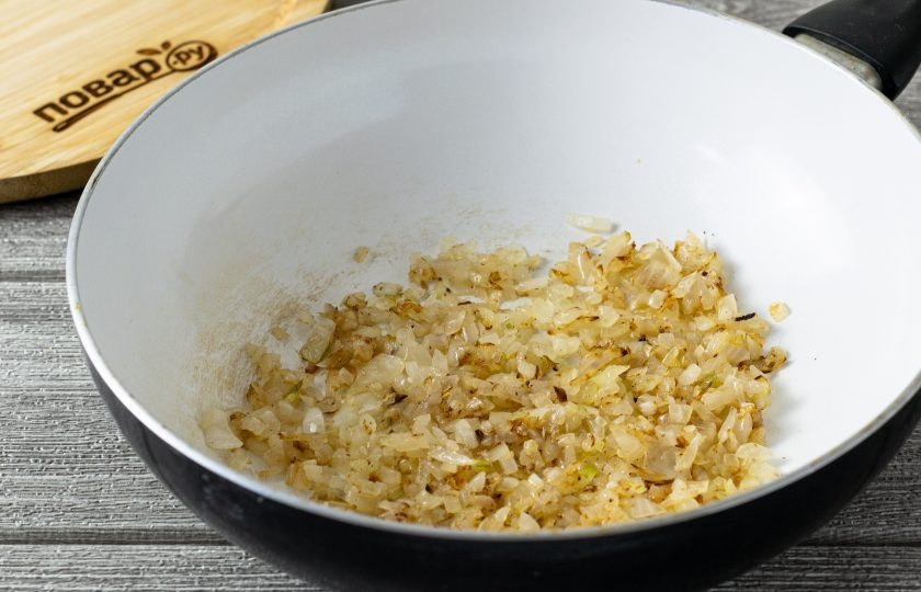 1. Этап. Пельмени с редькой: Репчатый лук нарежьте на мелкие кубики, обжарьте в растительном масле до золотистого цвета.