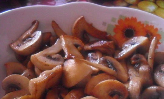 1. Этап. Патиссоны, фаршированные грибами: На сковороде, в растительном масле, обжарьте грибы, можно также добавить сливочное масло. Жарим до красивого золотистого цвета.