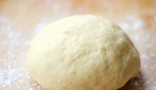 1. Этап. Печенье Палочки корицы: Поместите дрожжи и сахар в маленькую миску, добавьте теплую воду. Пока набухают дрожжи, нагрейте молоко и добавьте туда масло. Отдельно взбейте яйцо и отправьте его к молоку с маслом. В большой емкости смешайте муку, соль и сахар, после чего введите в муку молочную смесь и дрожжи. Замесите тесто и дайте ему отдохнуть 30 минут.