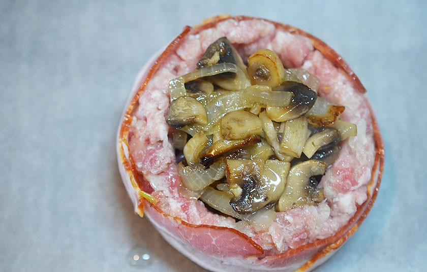 1. Этап. Мини-запеканка Сумка балканского пастуха: 7. Уберите стакан. Положите в углубление немного соуса и жареные грибы.