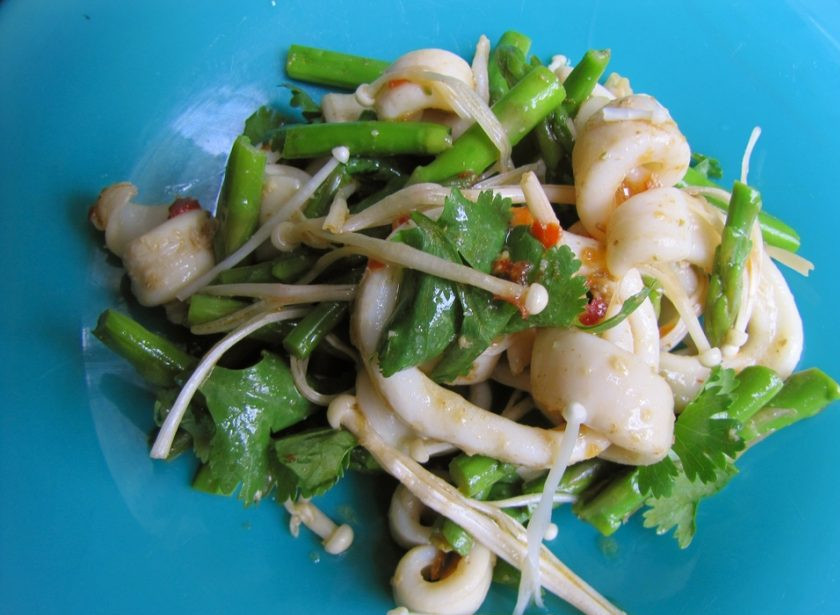 1. Этап. Салат с кальмаром и грибами: 5. В миску к соусу добавляю кальмары, фасоль, грибы, измельченную кинзу, перемешиваю. Подаю салат порционно, приятного аппетита!