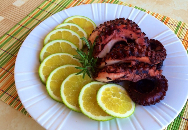 1. Этап. Осьминоги в вине: Подавайте остывшего осьминога к столу вместе с лимоном или лаймом. Приятного аппетита!