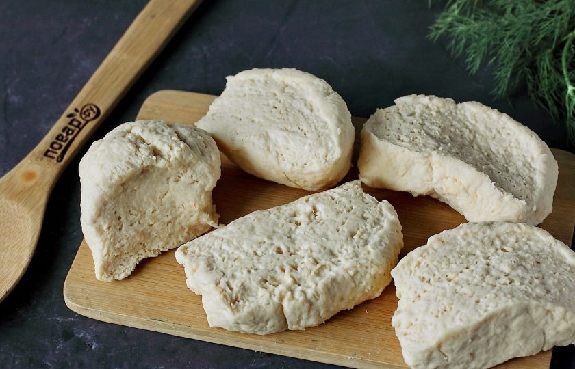 1. Этап. Сырные лепешки за 15 минут: Разделите тесто на 5 частей.