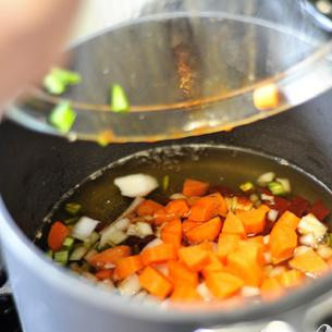 1. Этап. Горячий соус Виски: В кастрюле нагрейте уксус с 1 чашкой воды, добавьте нарезанные перцы, лук, морковь и Chipotle перцы. Кипятите на медленном огне под крышкой 15-20 минут.