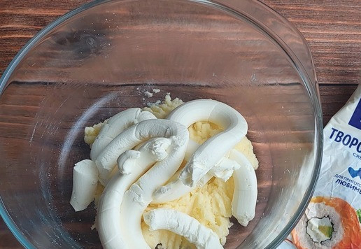 1. Этап. Творожные пончики в мультипекаре: Добавить творожный сыр, перемешать.