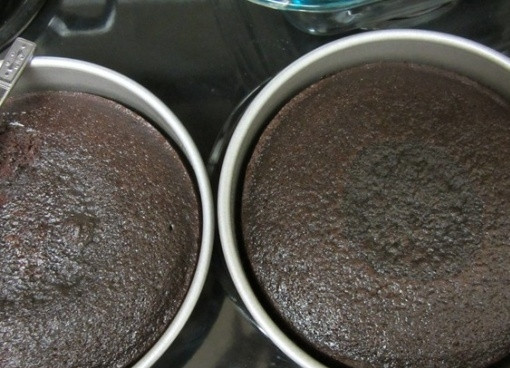 1. Этап. Шоколадный торт с белым кремом: 5. Вынимаем коржи из разъемной формы.