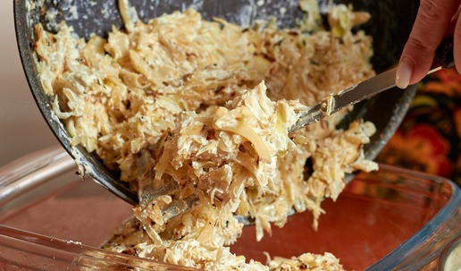 1. Этап. Капуста Бешамель: В форму для запекания выложить основу.