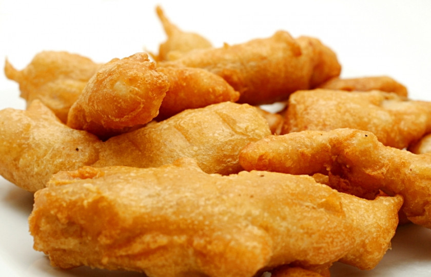 1. Этап. Рыба в кляре во фритюре: 6. Выложить готовую рыбку на бумажную салфетку, убрав остатки масла. Вот и все, вкуснейшая рыба готова. Можно пробовать и угощать близких.