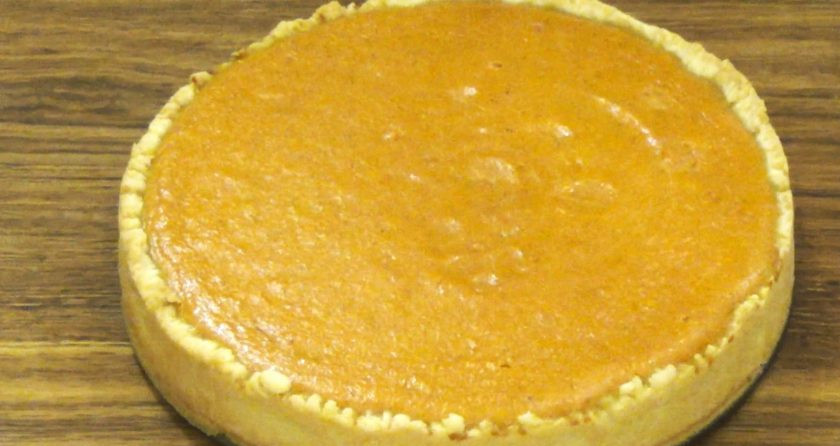 1. Этап. Пирог из тыквы по-английски: 6. Готовому пирогу дайте слегка остыть в форме 15 минут, затем полностью остудите его. Приятного аппетита!