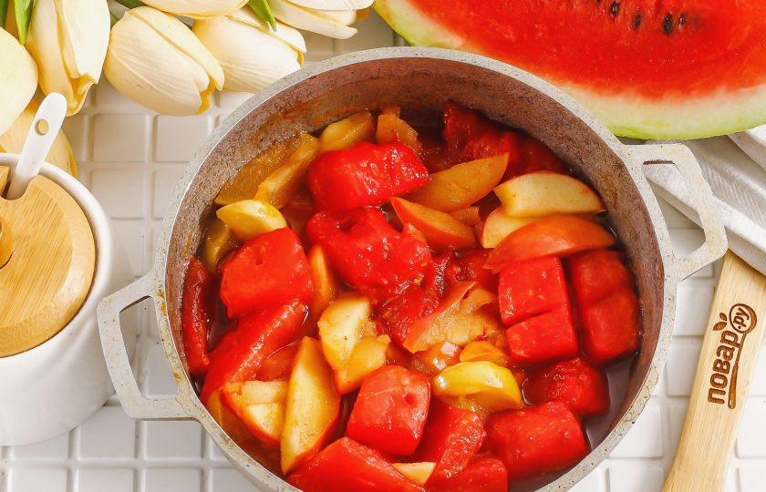 1. Этап. Варенье из арбуза и яблок: Аккуратно перемешайте и проварите примерно 15 минут. Затем остудите в течение 1 часа на холоде. Снова проварите 15 минут и снова остудите 40-60 минут на холоде. В процессе остывания нарезки будут 