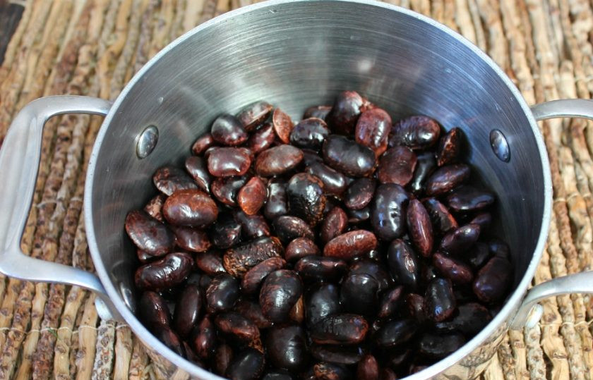 1. Этап. Фасоль Пинто: Когда фасоль набухнет и вберет в себя воду, перекладываем ее в кастрюлю, вновь промываем, заливаем свежей водой и варим на малом огне до готовности. Примерно, полтора часа.