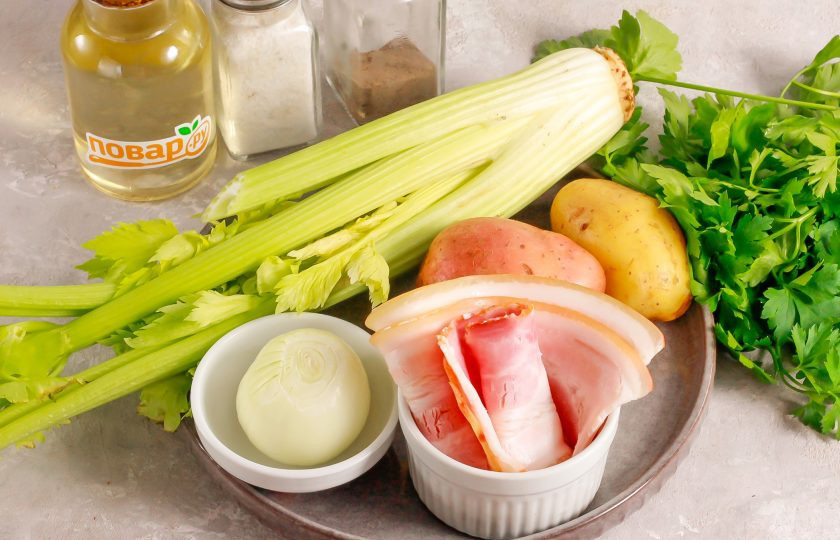 1. Этап. Суп из сельдерея с беконом: Подготовьте указанные ингредиенты. Картофель и лук очистите от кожуры и промойте в воде.