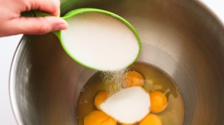 1. Этап. Торт Европейский: Тесто лучше замесить двумя партиями. Яйца взбить с сахаром.